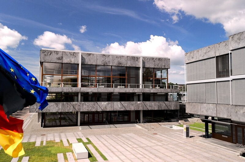 Das Bundesverfassungsgericht in Karlsruhe. Am 28. September feiert das Gericht sein 75-jähriges Jubiläum. – Bild: SWR Das Bundesverfassungsgericht in Karlsruhe. Am 28. September feiert das Gericht sein 75-jähriges Jubiläum. – Bild: SWR