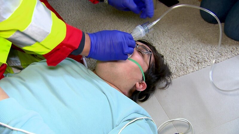 Die Retter müssen zudem schnell handeln, als einem Jungen der Erstickungstod droht. – Bild: RTLZWEI
