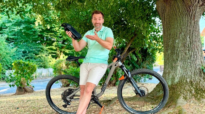 Was bietet ein Mountainbike wirklich? In drei Preisstufen demonstriert Daniel Aßmann die Praxistauglichkeit von Fahrrädern – mit und ohne Motor. Blick hinter die Kulissen, Trends auf der Messe, Second Use – und die klare Prognose: Die Zukunft rollt elektrisch. – Bild: WDR/​Bavaria GmbH/​Paul Bogdanski