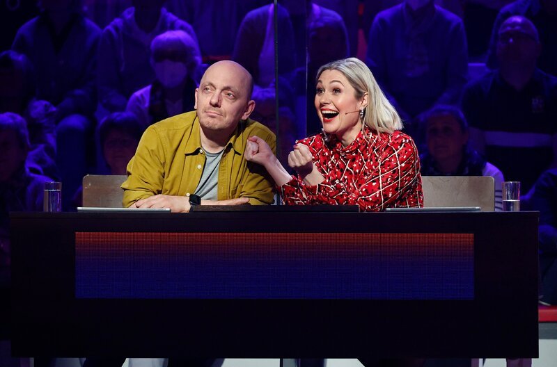 Rateteam-Kapitän Bernhard Hoëcker (l.) und die Fernsehmoderatorin Ruth Moschner (l.) bilden ein Rateteam. – Bild: ARD/​Morris Mac Matzen