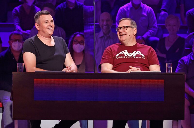 Rateteam-Kapitän Elton (r.) mit dem Musiker Marc Pircher (l.). – Bild: ARD/​Morris Mac Matzen