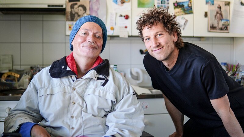Reporter Spezial – Donat auf Achse. Von Asyl, Luxus und einem Leben im Rollstuhl. Folge 2. Donat (r.) mit Georgius (l.), der mit Muskeldystrophie lebt. – Bild: SRF/​René Alfeld