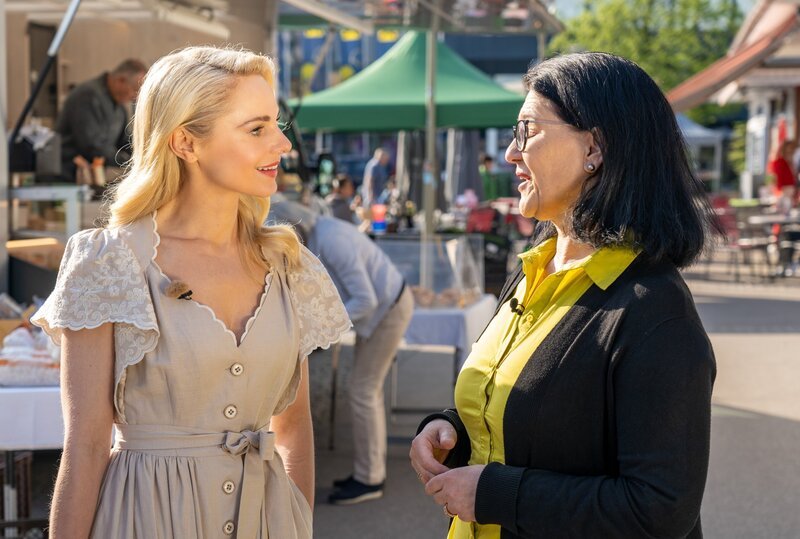 Silvia Schneider im Interview mit Herta Neiß (Hostorie Südbahnhofmarkt). – Bild: ORF/Silvia Schneider GmbH/Dominik Grüner Silvia Schneider im Interview mit Herta Neiß (Hostorie Südbahnhofmarkt). – Bild: ORF/Silvia Schneider GmbH/Dominik Grüner