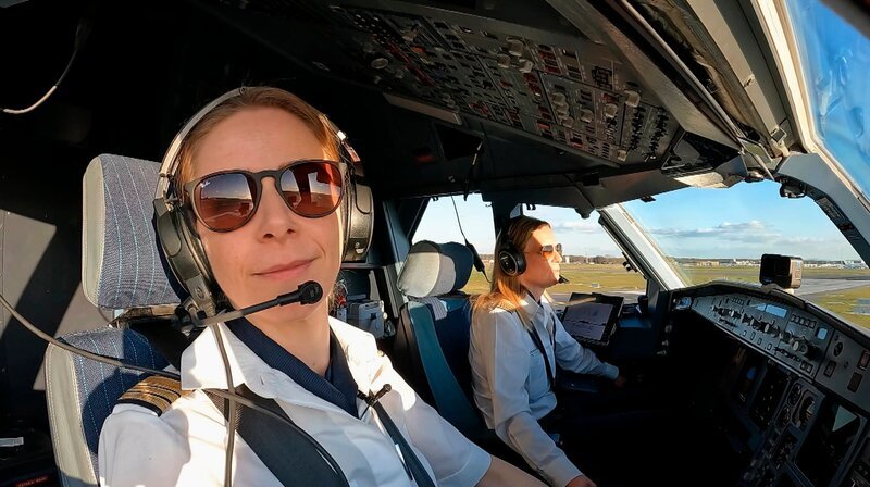 Pilotin Larissa spielt Geige im Lufthansa Orchester. – Bild: HR