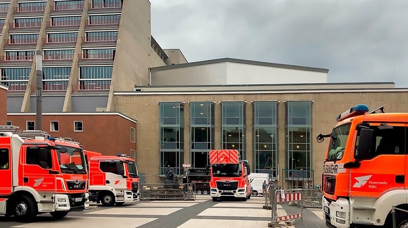 Im September 2026 sollen die Kölner Oper und das Schauspielhaus endlich wiedereröffnet werden. 14 Jahre hat die Sanierung des denkmalgeschützten Gebäudeensembles gedauert – immer wieder wurde die Fertigstellung verschoben. Die Feuerwehr überprüft den Brandschutz. – Bild: WDR/​Georg Wellmann
