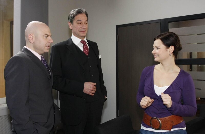 Oliver ist glücklich, als Eva mutig an seine Seite tritt. Oliver Gradmann (Prodromos Antoniadis, l.), Julius Aden (Günter Barton, M.) und Eva Zielinski (Anett Heilfort, r.) … – Bild: Noreen Flynn