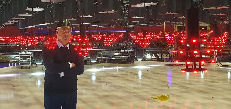 Wladimir Kaminer begleitet den kompletten Bühnenaufbau inklusive Eisfläche der Show. Hier werden gerade die Lichter getestet. – Bild: Nadja Kölling /​ ZDF