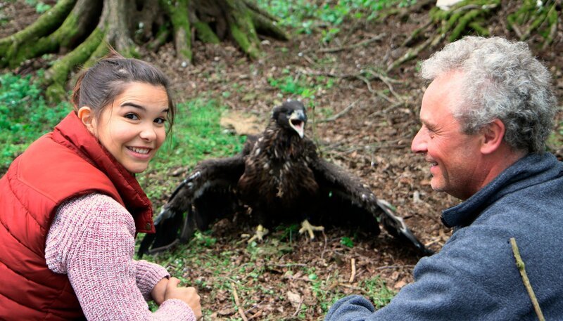 Anna begleitet Tierschützer Mario beim Beringen von Seeadlern. Der junge Greifvogel ist etwa 50 Tage alt. – Bild: BR/​TEXT + BILD Medienproduktion