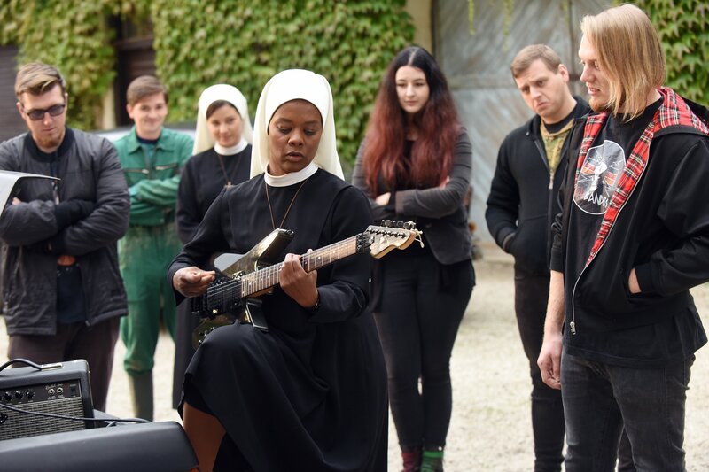 Schwester Lela beeindruckt die Jugendlichen und Schwester Claudia mit der E-Gitarre (v.l.n.r. Komparse, Benedikt Hösl als Karsten, Mareike Lindenmeier als Schwester Claudia, Denise M’Baye als Schwester Lela, Komparsen, Anselm Müllerschön als Mark). – Bild: ORF 2