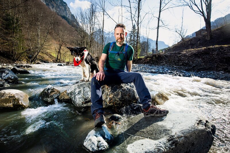 SRF bi de Lüt – Wunderland Spezial Via Alpina: Vaduz bis Elm Nik Hartmann – Bild: SRF/​Marcus Gyger