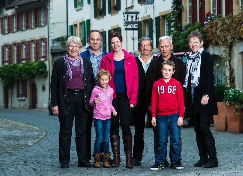 SRF bi de Lüt Familiensache  Folge 1 Die ganze Familie Perrot in Twann (BE): Vreni Perrot, Oliver Perrot, Lauriane Perrot, Alexandra Perrot, André Schweizer, Hans Perrot, Luc Perrot, Silvia Schweizer – Bild: SRF