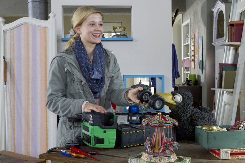 Rabe Rudi (Werner Knoedgen) staunt. Lena (Camille Dombrowsky) kann sogar Autos reparieren, obwohl sie blind ist! – Bild: ZDF/​Zia Ziarno