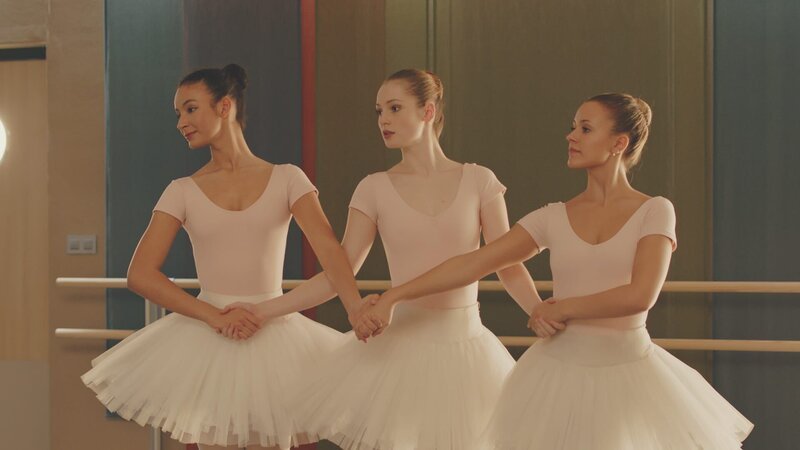 Trotz einiger Schwierigkeiten gelingt die Präsentation des Trios von Ines (l. Eubha Akilade), Thea (M. Hannah Dodd) und Lena (r. Jessica Lord) recht gut. – Bild: ZDF/​2017 – Cottonwood – Opéra de Paris – ZDF – ZDFE. Picture Thibault Grabherr