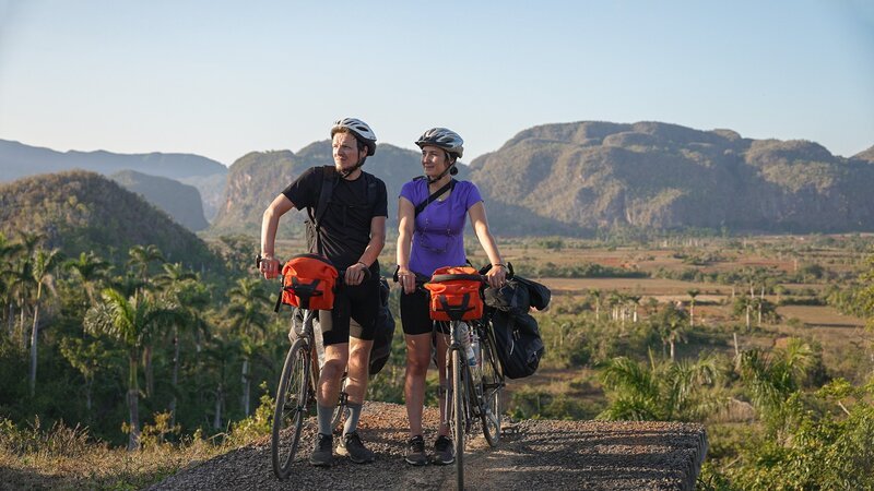 Im Valle de Viñales legen Lisa und Dominik ein paar Pausentage ein. Das Tal ist bekannt für seine charakteristischen, kegelförmigen Kalksteinhügel: die Mogoten. – Bild: SRF/​ZDF Studios