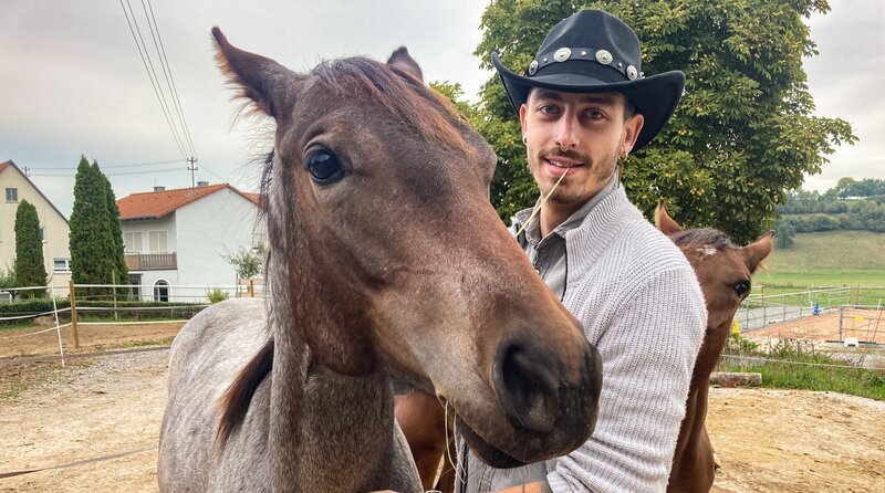 Jason mit der einjährigen „Pearl“ – einem jungen Quarter Horse. – Bild: BR/​Text und Bild Medienproduktion GmbH & Co. KG