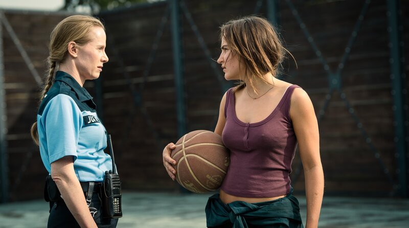 Vollzugsbeamtin Johnson (Susanne Wuest, l) meint es gut mit Lilith (Clara Vogt, r.). – Bild: NDR/ARD/Boris Laewen Vollzugsbeamtin Johnson (Susanne Wuest, l) meint es gut mit Lilith (Clara Vogt, r.). – Bild: NDR/ARD/Boris Laewen