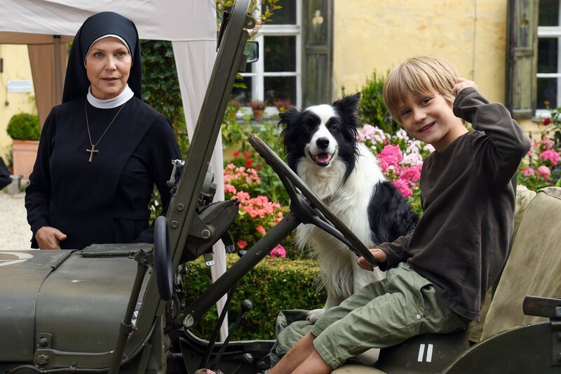 Sabina Voss kommt mit Benni im Kloster an. Sie ist verzweifelt, weil sie verdächtigt wird ihren Sohn zu schlagen (v.li.: Janina Hartwig, Lennox Pötzl). – Bild: ORF 2
