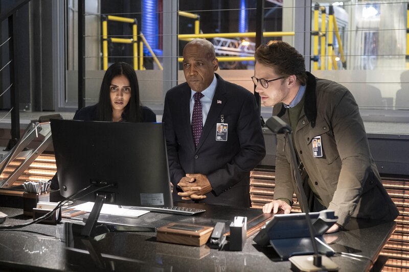 (v.l.n.r.) Saanvi Bahl (Parveen Kaur); Robert Vance (Daryl Edwards); Ben Stone (Josh Dallas) – Bild: Warner Bros. Entertainment Inc. /​ Peter Kramer