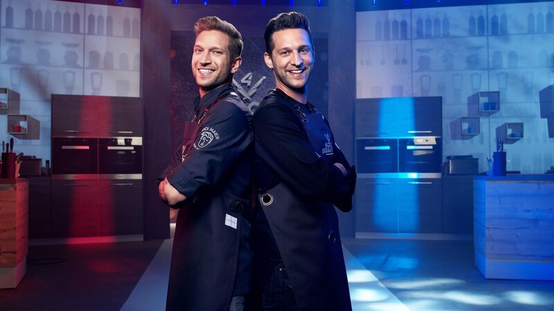 Die beiden Sterneköche Didi Maier (l.) und Alexander Kumptner (r.) müssen aus rund 500 Kandidatinnen und Kandidaten ihre Teams wählen, mit denen sie in einen mehrwöchigen Wettstreit gehen, der selbst Profis alles abverlangt … – Bild: PULS 4