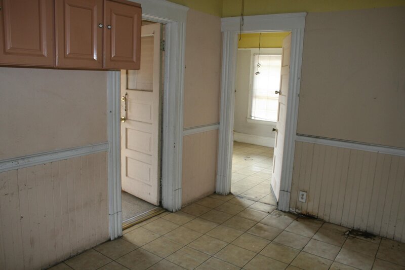 Schmutzige Wände und Böden warten im Inneren des Hauses auf Christina und Tarek, doch mit Putzen alleine ist die Arbeit hier nicht getan … – Bild: © 2015, HGTV/​Scripps Networks, LLC.