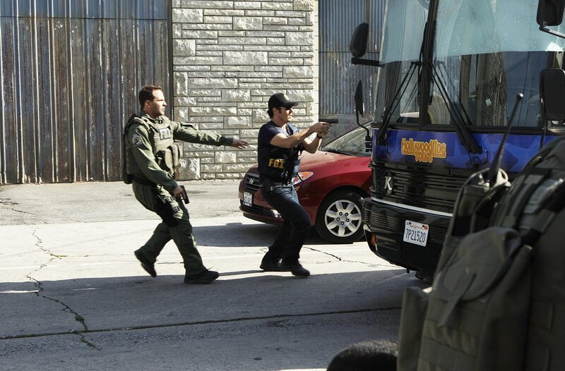 Don (Rob Morrow, r.), Colby (Dylan Bruno, l.) und das restliche Team haben vier Stunden Zeit, um einen Bus zu stürmen, in dem Geiseln festgehalten werden. – Bild: Paramount Network Television
