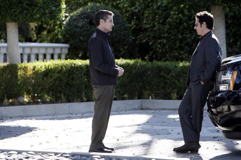 Damian Lake (James Marsters, l.) steht vor Gericht wegen des Mordes an Erica Daniels, die er vor den Augen des FBIs erschossen hat. Wider Erwarten spricht die Geschworenen-Jury Damian Lake frei. Für Don (Rob Morrow, r.) und sein Team ein Rätsel … – Bild: Paramount Network Television