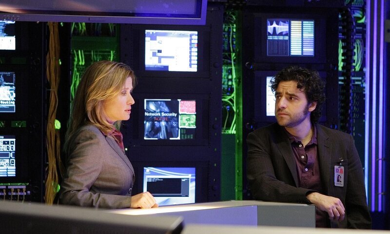 Jane Karellen (Nancy Travis, l.) lässt Don in die Bücher blicken, nachdem Charlie (David Krumholtz, r.) ihr bewiesen hat, dass Baley, der Supercomputer, ein großer Schwindel ist … – Bild: Paramount Network Television