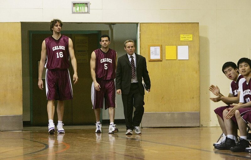 Wollen das Team retten: Pau Gasol (Pau Gasol, l.), Jordan Farmar (Jordan Farmar, M.) und Larry (Peter MacNicol, r.) … – Bild: Paramount Network Television