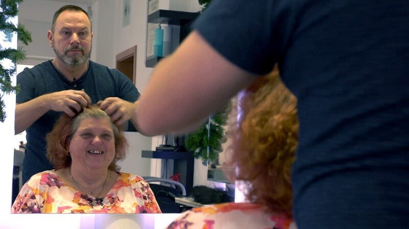Carmen lässt sich von Friseur Gerhard die Haare machen – Bild: RTLZWEI