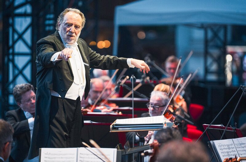 Großes Open-Air-Ereignis auf dem Mailänder Domplatz: Riccardo Chailly steht am Pult des Orchestra Filarmonica della Scala. – Bild: Moreno Pirovano