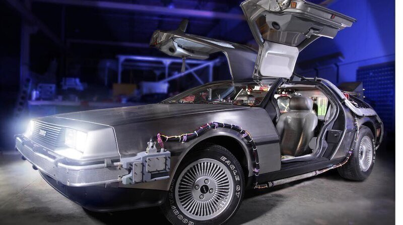Der DeLorean   Die Verwendung des sendungsbezogenen Materials ist nur mit dem Hinweis und Verlinkung auf RTL+ gestattet.; Der DeLorean   Die Verwendung des sendungsbezogenen Materials ist nur mit dem Hinweis und Verlinkung auf RTL+ gestattet. – Bild: RTL /​ Cricket Pictures, LLC. All rights reserved