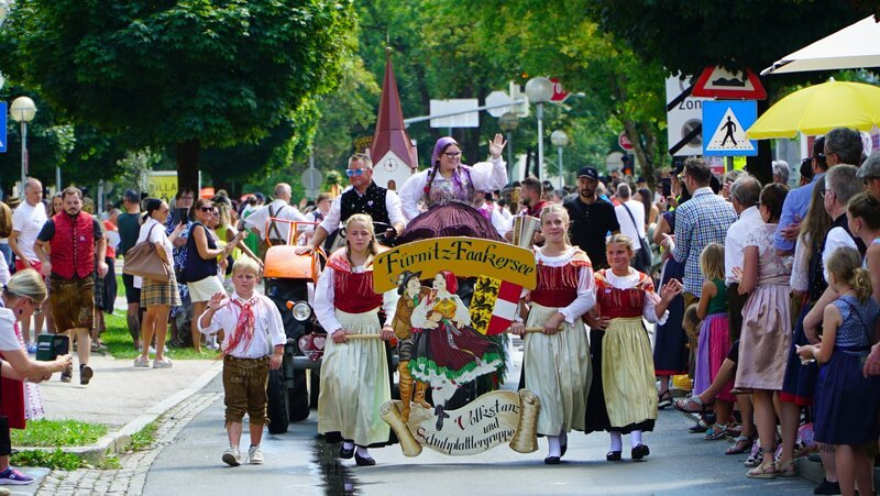 Volkstanzgruppe Fürnitz beim Festumzug des Villacher Kirchtags – Bild: Lena Moik /​ ServusTV /​ Degn Film