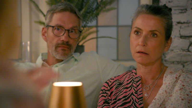Isabelle überrumpelt Daniela (Berrit Arnold) mit einem unerwarteten Angebot. Links Henning (Stefan Bockelmann) – Bild: RTL /​ Schachmatt