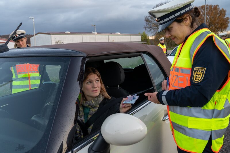 Führerschein und Fahrzeugpapiere, bitte! Kurz nachdem Cordula Seiffert (Anna Bullard, l.), die Tochter der ersten Hauptkommissarin, wegen überhöhter Geschwindigkeit von der Streifenpolizistin Sibylle Beyer (Bärbel Stolz, r.) aus dem Verkehr gezogen wurde, entdeckt diese im Führerhaus eines Lkw eine männliche Leiche. Wer hatte Grund, den Lkw-Fahrer zu töten? – Bild: ZDF und MARKUS_FENCHEL
