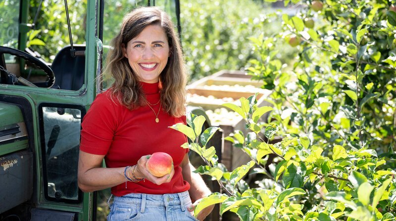 Marlen Baumann führt den Hof bereits in vierter Generation – als Ein-Frau-Betrieb und getrennt erziehende Mutter von zwei Kindern. Auf zehn Hektar wachsen mehr als 30.000 Obstbäume mit 13 Apfel- und fünf Birnensorten. – Bild: WDR/​Melanie Grande