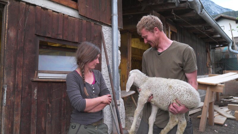 Miriam Zimmermann und Erich Härtinger mit einem Schaf – Bild: ServusTV /​ THK Filmproduktion /​ ServusTV Bildredaktion