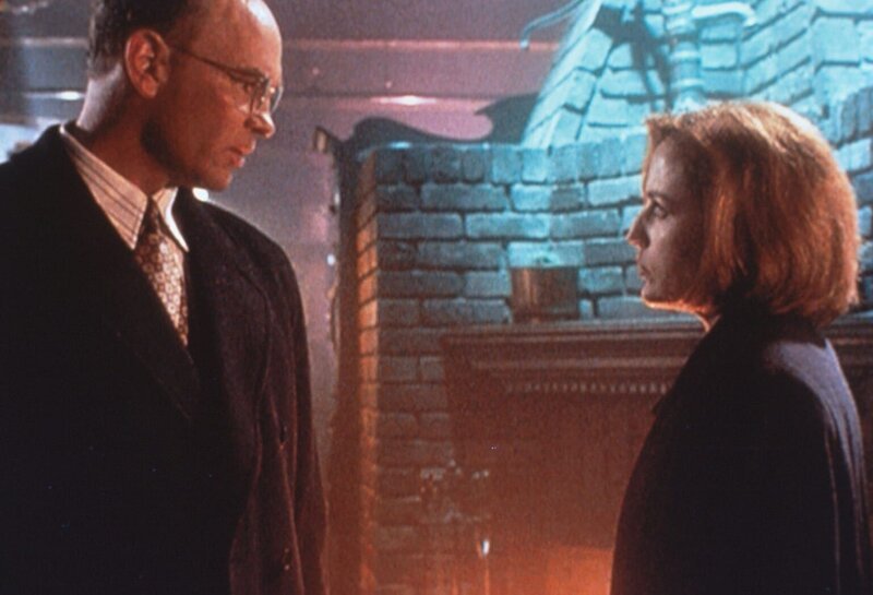Skinner (Mitch Pileggi, l.) beruft sich gegenüber Scully (Gillian Anderson, r.) auf höchste militärische Anweisungen. – Bild: Twentieth Century Fox Film Corporation