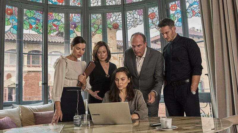 Nachdem die Prinzessin verschwunden ist, herrscht große Aufregung bei ihrer Assistentin Carolina (Liliana Cabal, l.), Isabel Santos (Inka Friedrich, 2.v.l.), Viktor Hansen (Herbert Knaup, 2.v.r.) und Mateo Bonachera (Vladimir Burlakov, r.). Doch Laura Santos (Mina Tander, M.) behält einen kühlen Kopf und ortet die Prinzessin mit Hilfe des Handys, das sie bei sich hat. – Bild: ZDF und Lucía Faraig