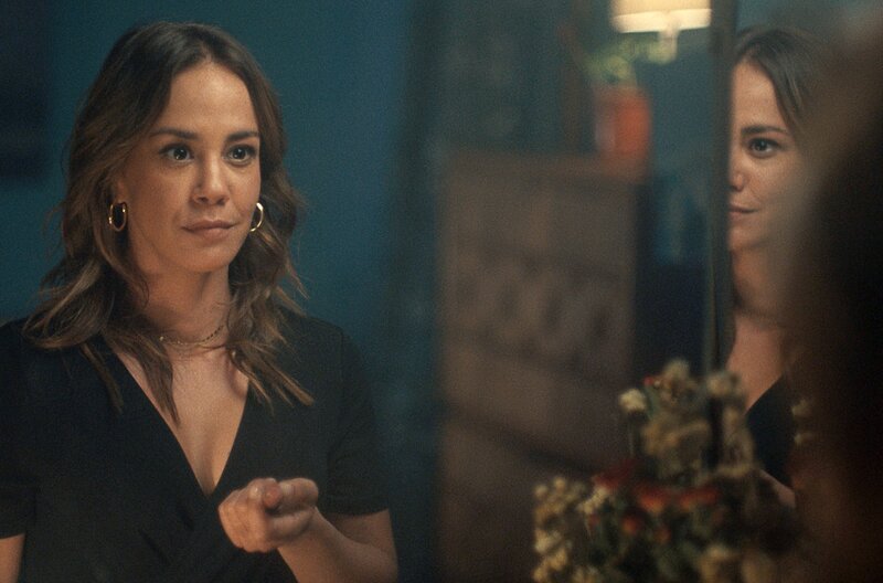 Nora (Alice Belaïdi) bereitet sich auf den Abend mit ihrem Arbeitskollegen Alan vor. Wenigstens für kurze Zeit will sie Adrien vergessen. – Bild: ARTE France /​ Nicolas Roucou