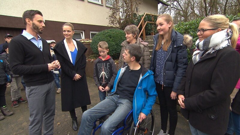 Expertin Eva Brenner (2.v.li.) und das gesamte Zuhause im Glück-Team begrüssen Olaf und Sabine und deren Kinder – Bild: RTL II