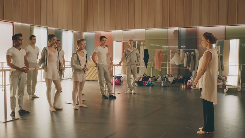 Die Auswahl-Proben für die große Ballett-Aufführung zur Mitte des Schuljahres haben begonnen. Die Direktorin, Madame Carré (r. Katherine Erhardy), ermahnt alle, ihr bestes zu geben. (1. Reihe: Dash (Hiran Abeysekera), Ines (Eubha Akilade), Lena (Jessica Lord), Max (Rory J. Saper) und Jeff (Castle Rock Peters)). – Bild: ZDF/​Cottonwood Media