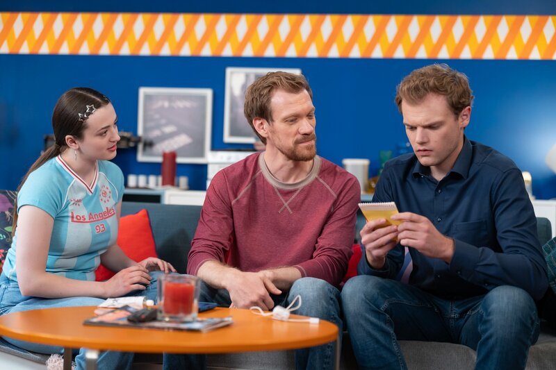 Charly ist zufrieden, als er Philipp drankriegt und sie das sprachliche Kriegsbeil begraben können. Von links: Maja (Godiva Adela), Charly (Nils Kreutinger) und Philipp (Philipp Schneider). – Bild: BR /​ Ewa Wiese