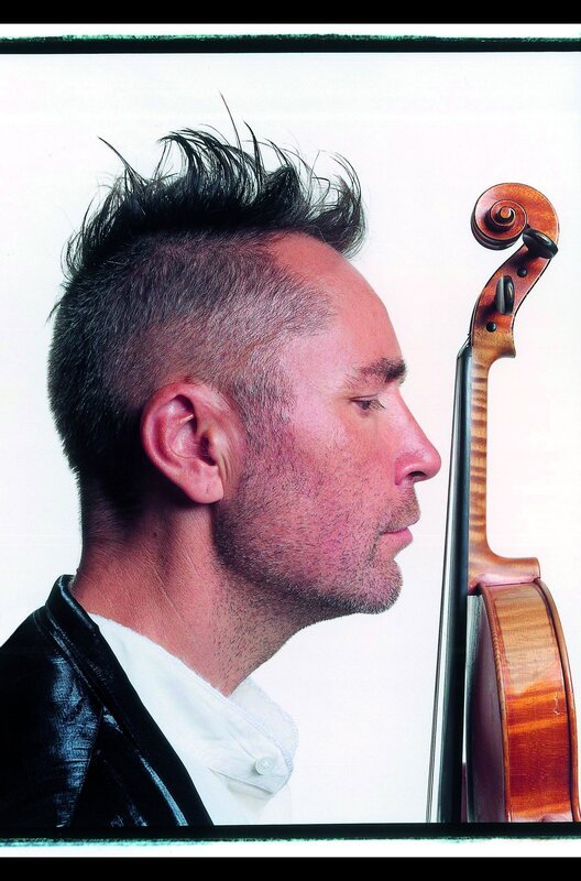 Nigel Kennedy erinnert sich: „Die Klassikwelt hat sich wie eine Zwangsjacke angefühlt. Ich musste etwas ändern, sonst wäre ich ausgestiegen.“ – Bild: Rankin