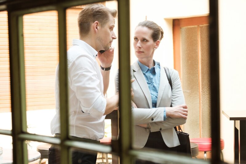 Heike (Katrin Höft) legt Florian (Bastian Semm) die Karten offen. – Bild: MG RTL D /​ Stefan Behrens