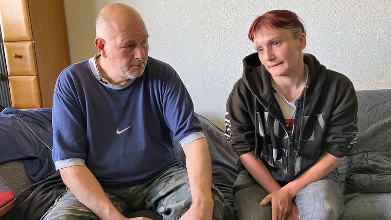 Carola aus Köln lebt von staatlicher Unterstützung. Nach der Trennung von Lothar zieht sie noch am gleichen Tag zu Ex-Freund Stefan. Doch dort gibt es schnell neue Probleme – Bild: RTLZWEI