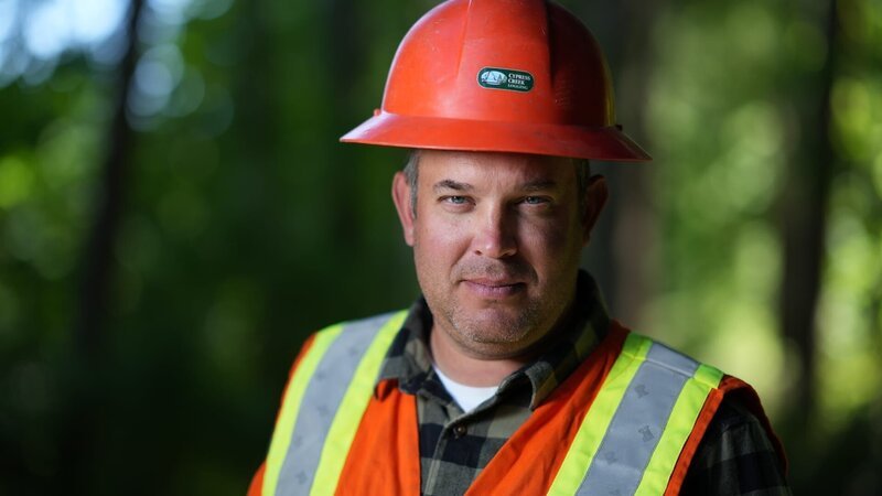 A portrait of Jared Douglas, Owner of Cypress Creek Logging. – Bild: Warner Bros. Discovery