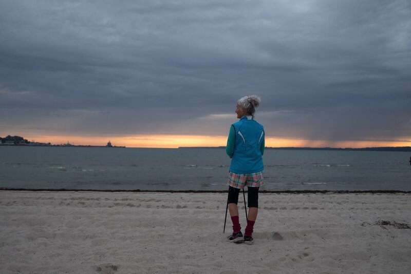 Jeden Morgen geht Britta an der Ostsee spazieren. Bewegung tut ihr gut und ist wichtig bei Demenz. – Bild: ZDF und Greb + Neckermann Filmproduction