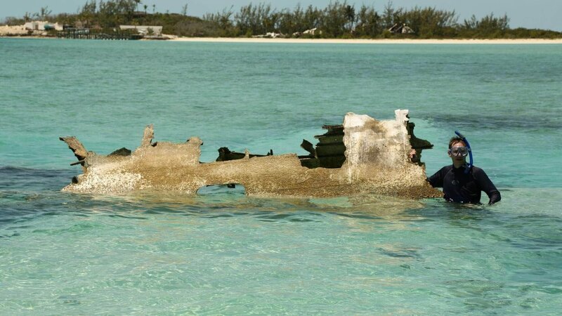 George Kourounis mit Schnorchel am Flugzeugwrack auf den Bahamas – Bild: RTL /​ Wag TV