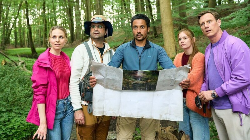 Naturpädagoge Deniz Birol (Omar El-Saeidi, M.) soll Nice (Patrick Kalupa, r.) und Dr. Schmidtke (Maximilian Grill, 2.v.l.) dabei helfen, in der Natur ihre Differenzen zu überwinden. Mit Hilfe ihrer Partnerinnen Jana Schmidtke (Tereza Rizos, l.) und Charlie (Josefine Preuß, 2.v.r.). – Bild: ZDF und Christine Schroeder