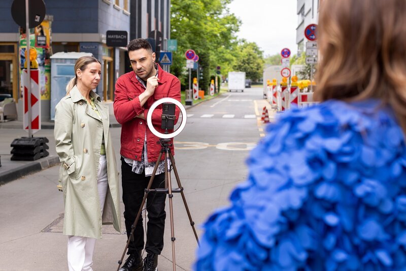 Ute (Isabell Hertel, l.) gerät in ihrer Anspannung mit Britta (Tabea Heynig) aneinander. In der Mitte Easy (Lars Steinhöfel) – Bild: RTL /​ Dennis-A.Hundt /​ Die Britta-Show